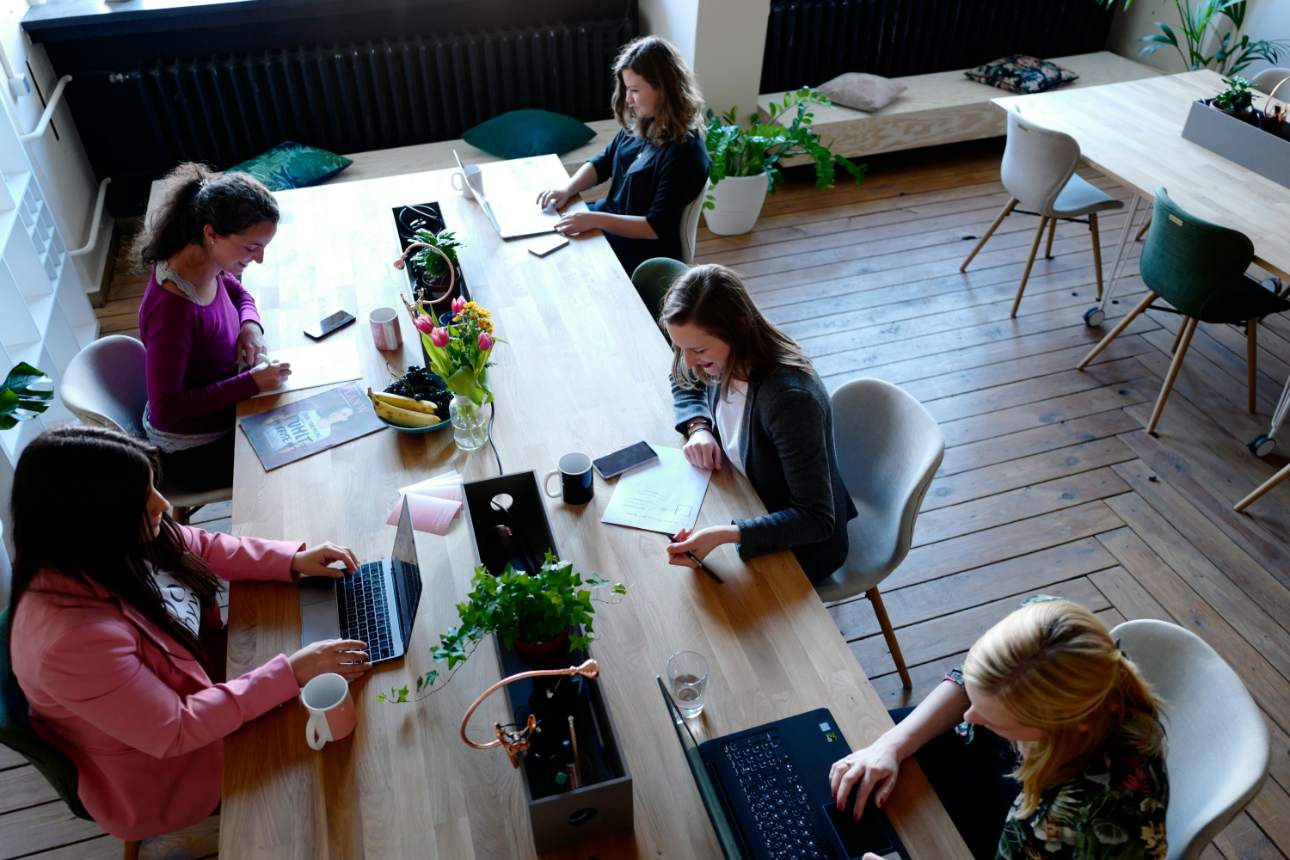 Femmes travaillant dans un bureau