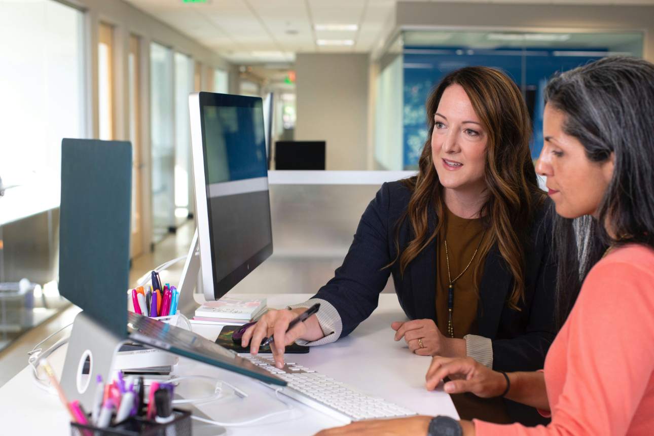 Deux femmes collaborant au bureau